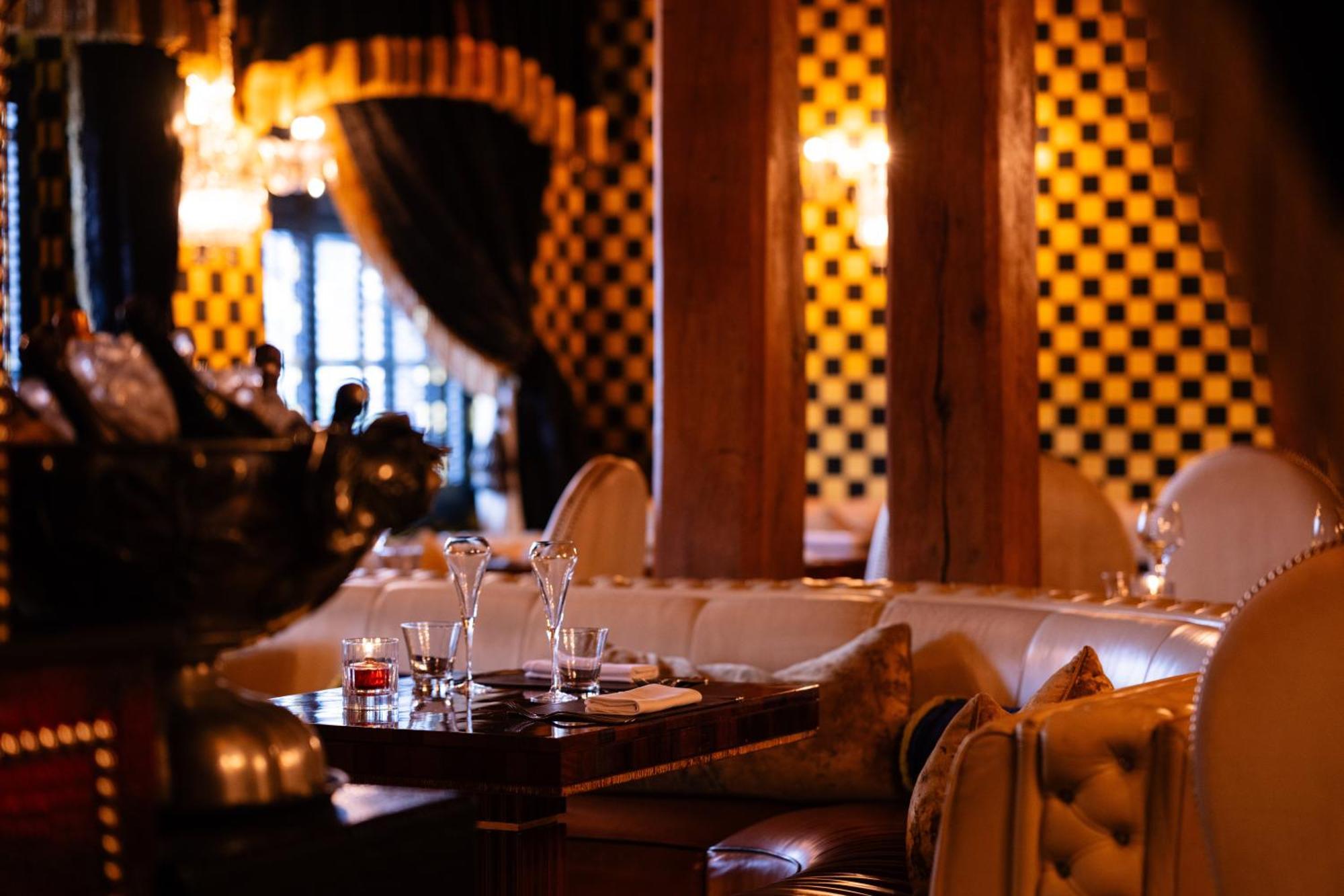 Crazy Bear Beaconsfield Hotel Luaran gambar Interior of the restaurant