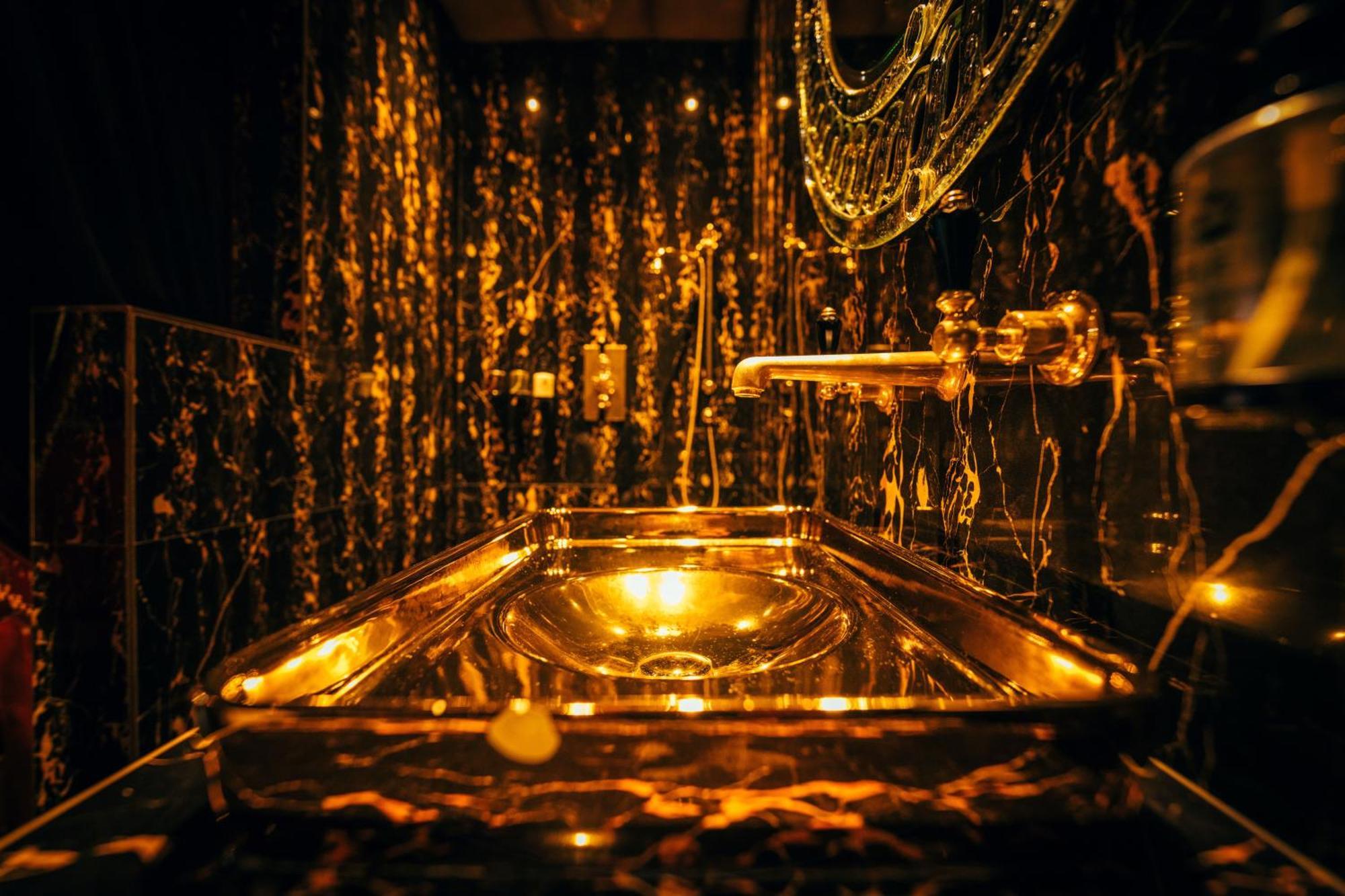 Crazy Bear Beaconsfield Hotel Luaran gambar The Golden Hall