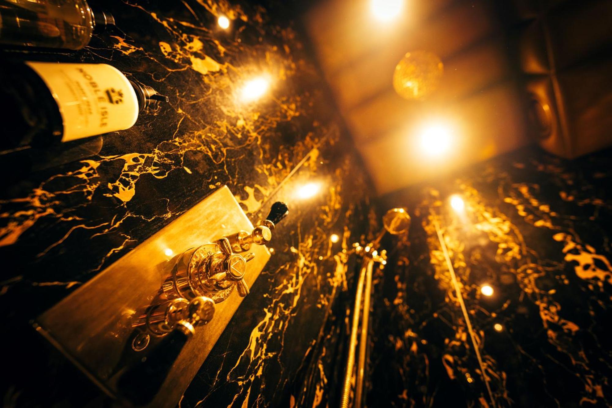 Crazy Bear Beaconsfield Hotel Luaran gambar The interior of the church