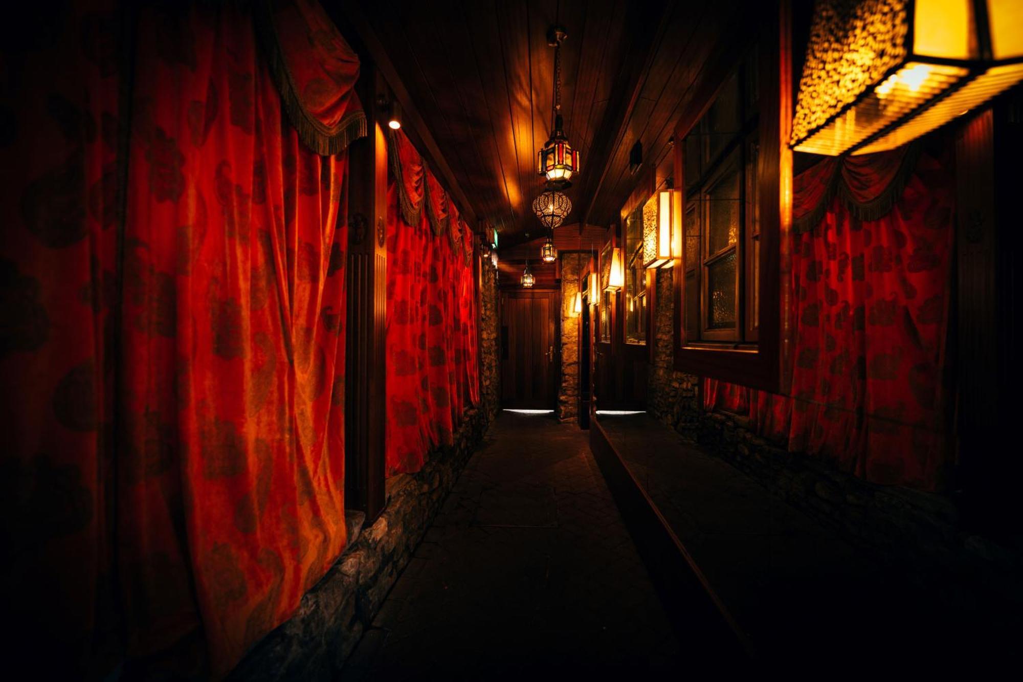 Crazy Bear Beaconsfield Hotel Luaran gambar The interior of a traditional Japanese bathhouse