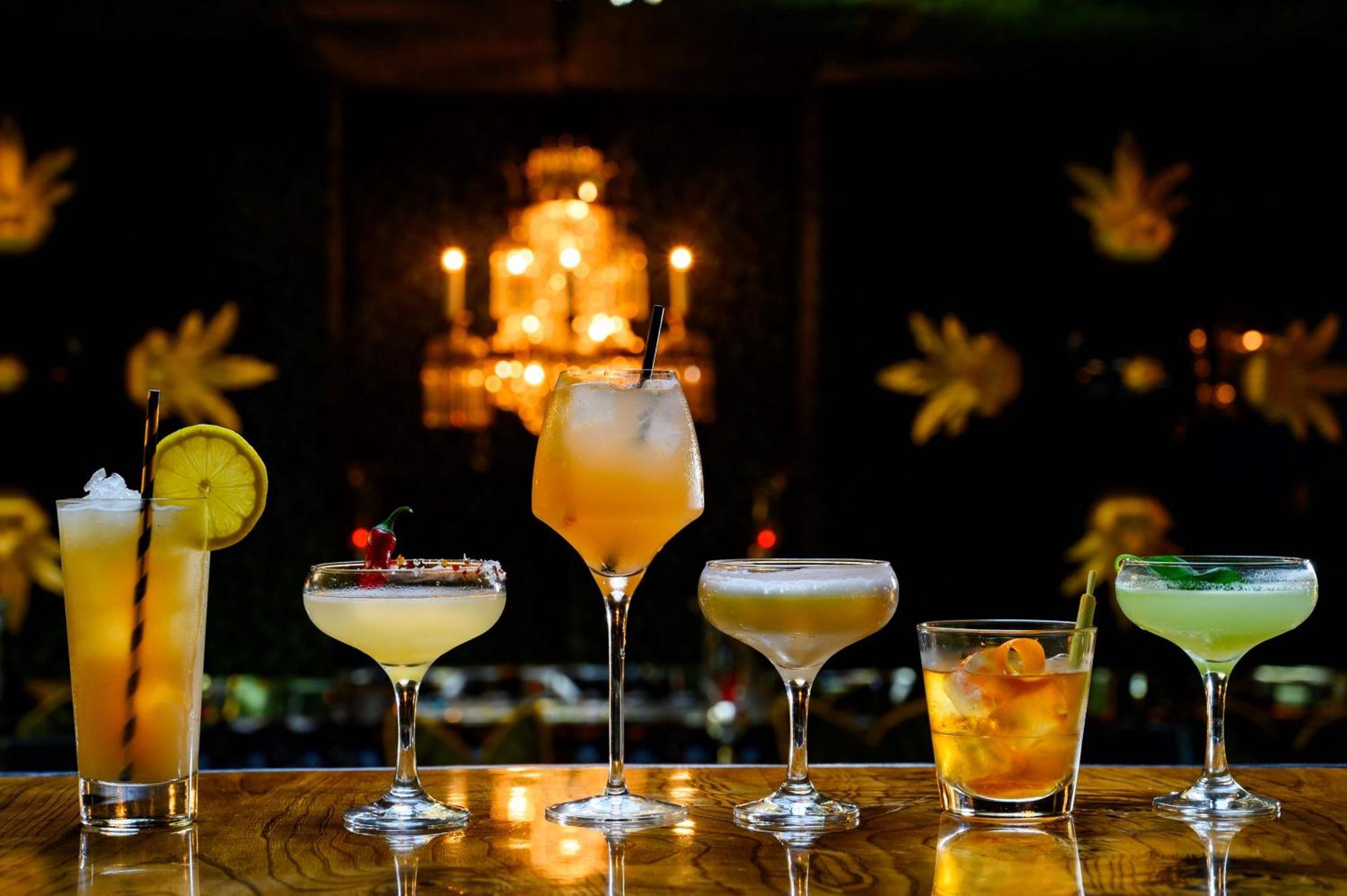Crazy Bear Beaconsfield Hotel Luaran gambar Cocktails at the bar