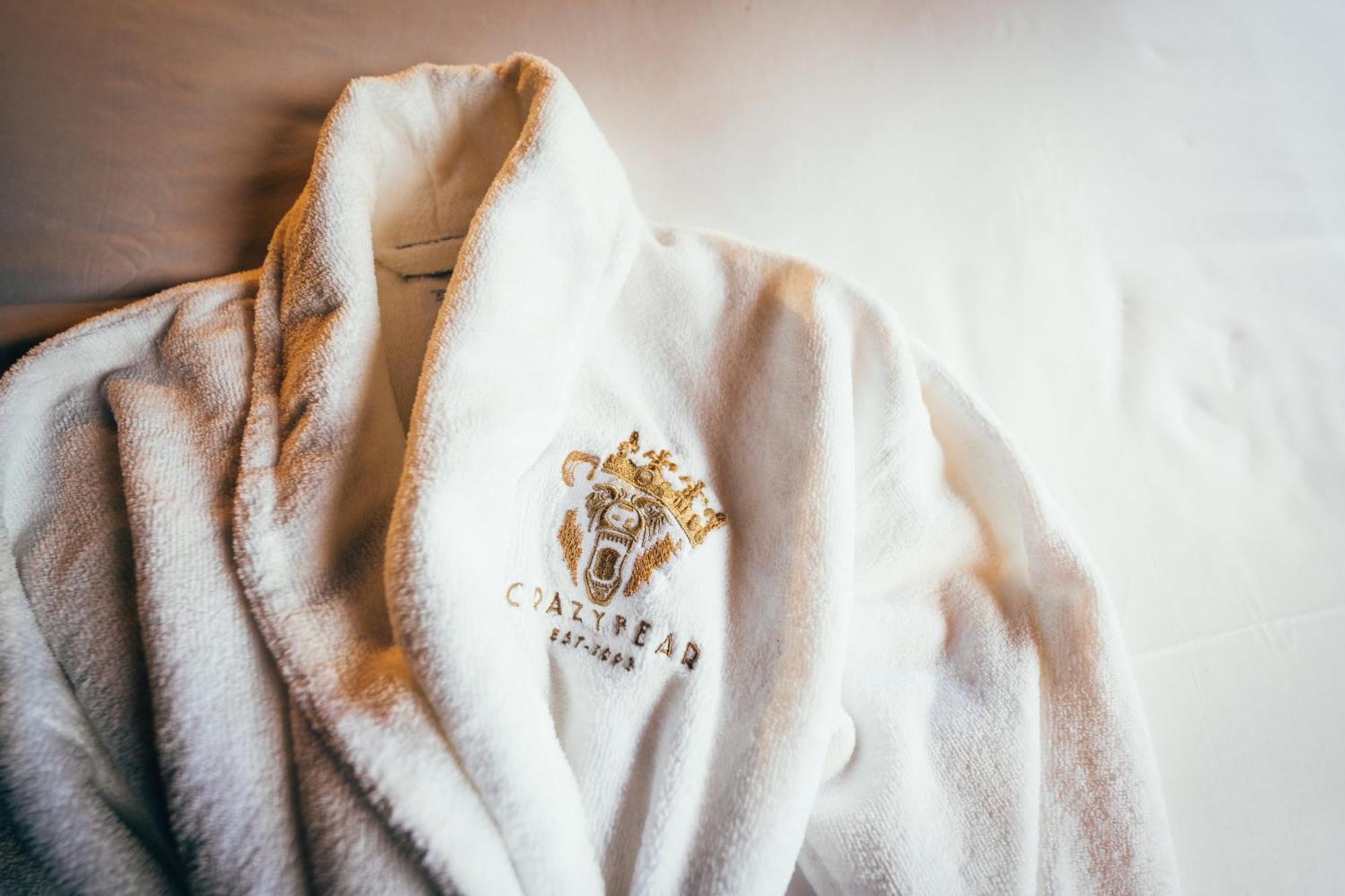 Crazy Bear Beaconsfield Hotel Luaran gambar A bathrobe