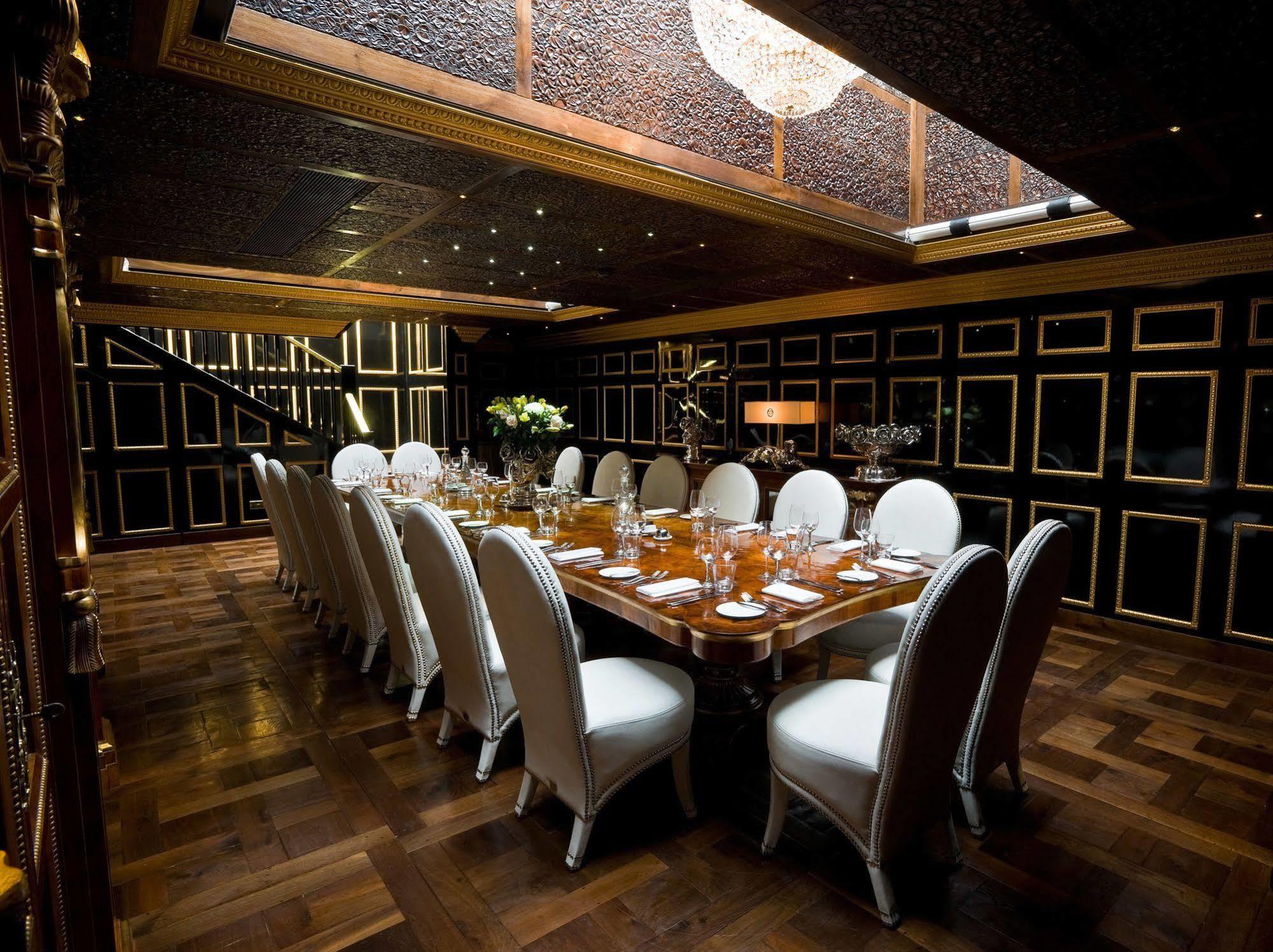 Crazy Bear Beaconsfield Hotel Luaran gambar The interior of the restaurant