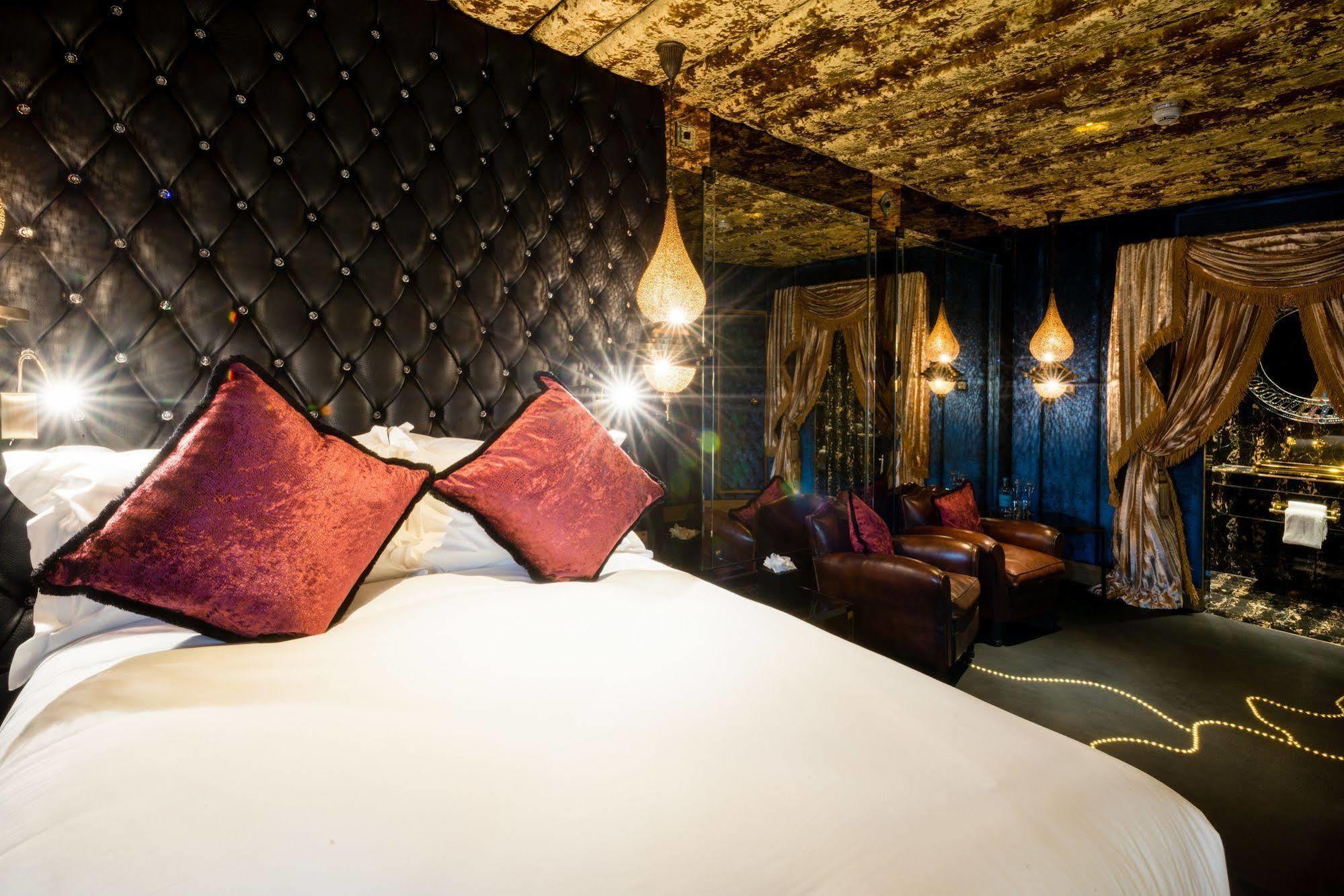 Crazy Bear Beaconsfield Hotel Luaran gambar The Gold Suite